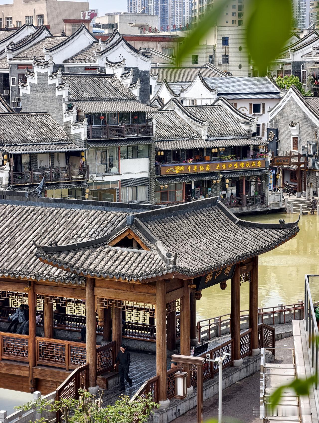 高铁票是下午六点多的，有半天时间在郴州市区。去逛了裕后街。当地人都说裕后街要晚上