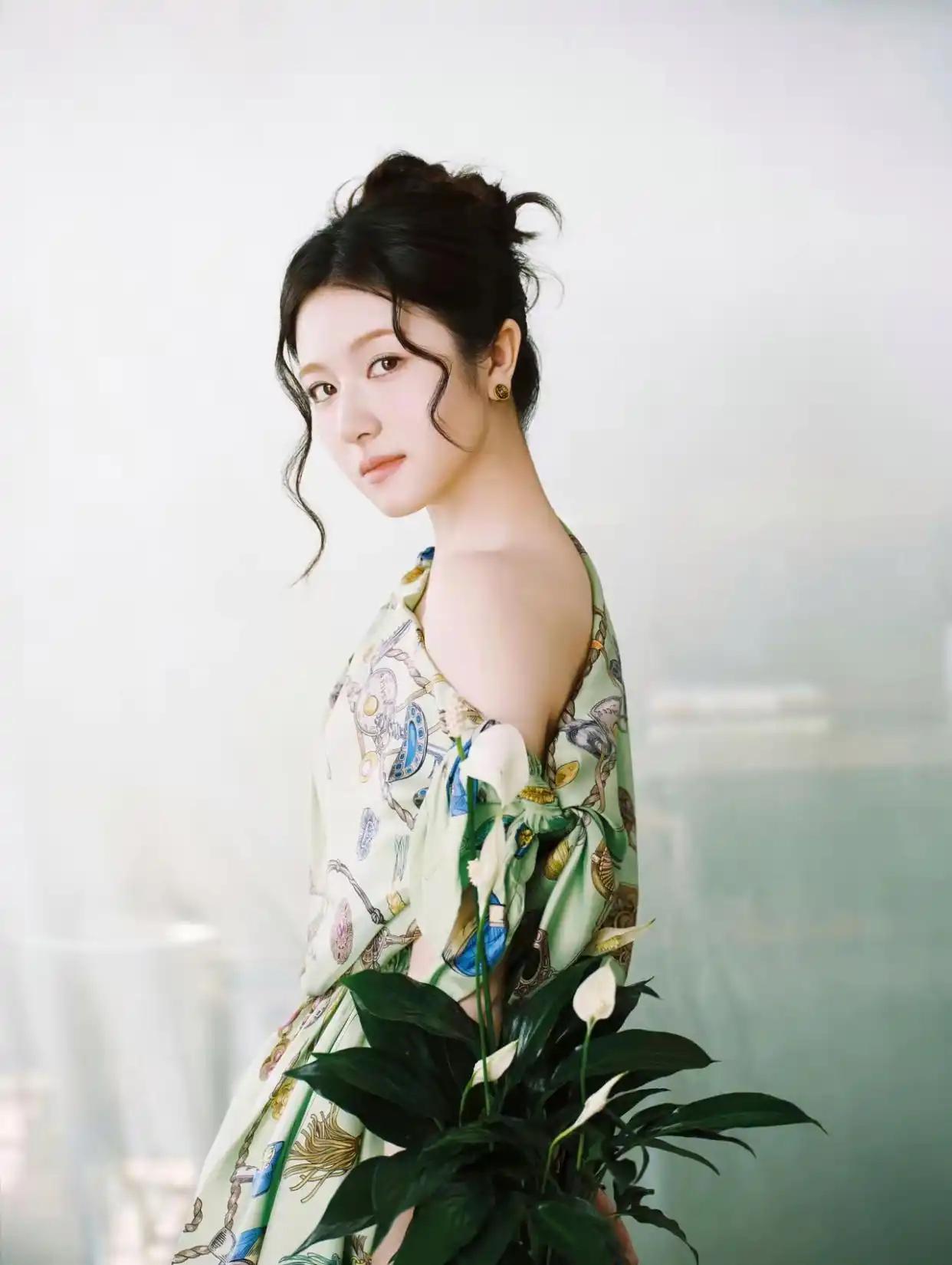 美食也多到让人挑花眼。有排队超久但味道超绝的重庆小面，那麻辣鲜香的口感，一口就爱