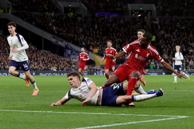 据《泰晤士》报道，得知伊萨克伤情后，范德芬第一时间联系他并道歉。利物浦对阵热刺的