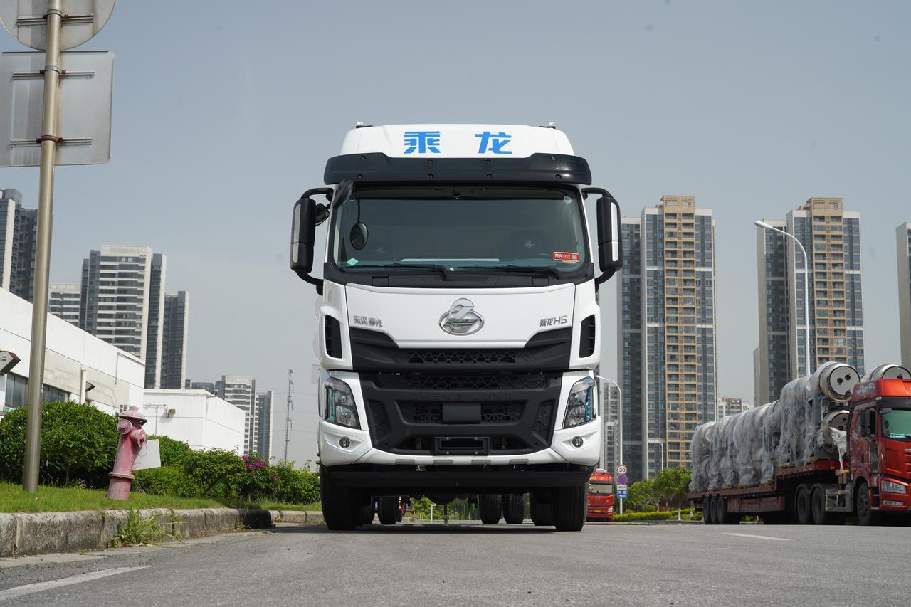乘龙H5 6x2 LNG 载货车：每公里较油车省9毛，一年多赚10万！这款卡车的