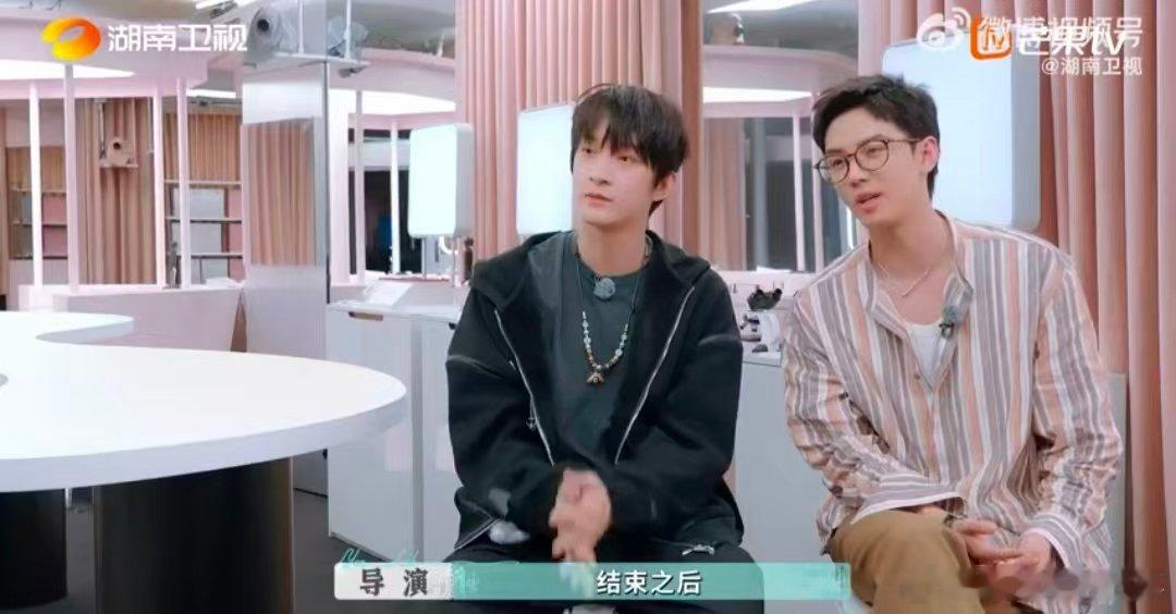 周峻纬曹恩齐开启扫货模式 救命！峻纬和恩齐这是把店里小样搬空的节奏吧！扫货模式太