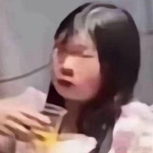 喝第一口冰啤酒的爽感比可乐还高，喝之前就算渴得要命了，我也不会喝一口水而且我会为