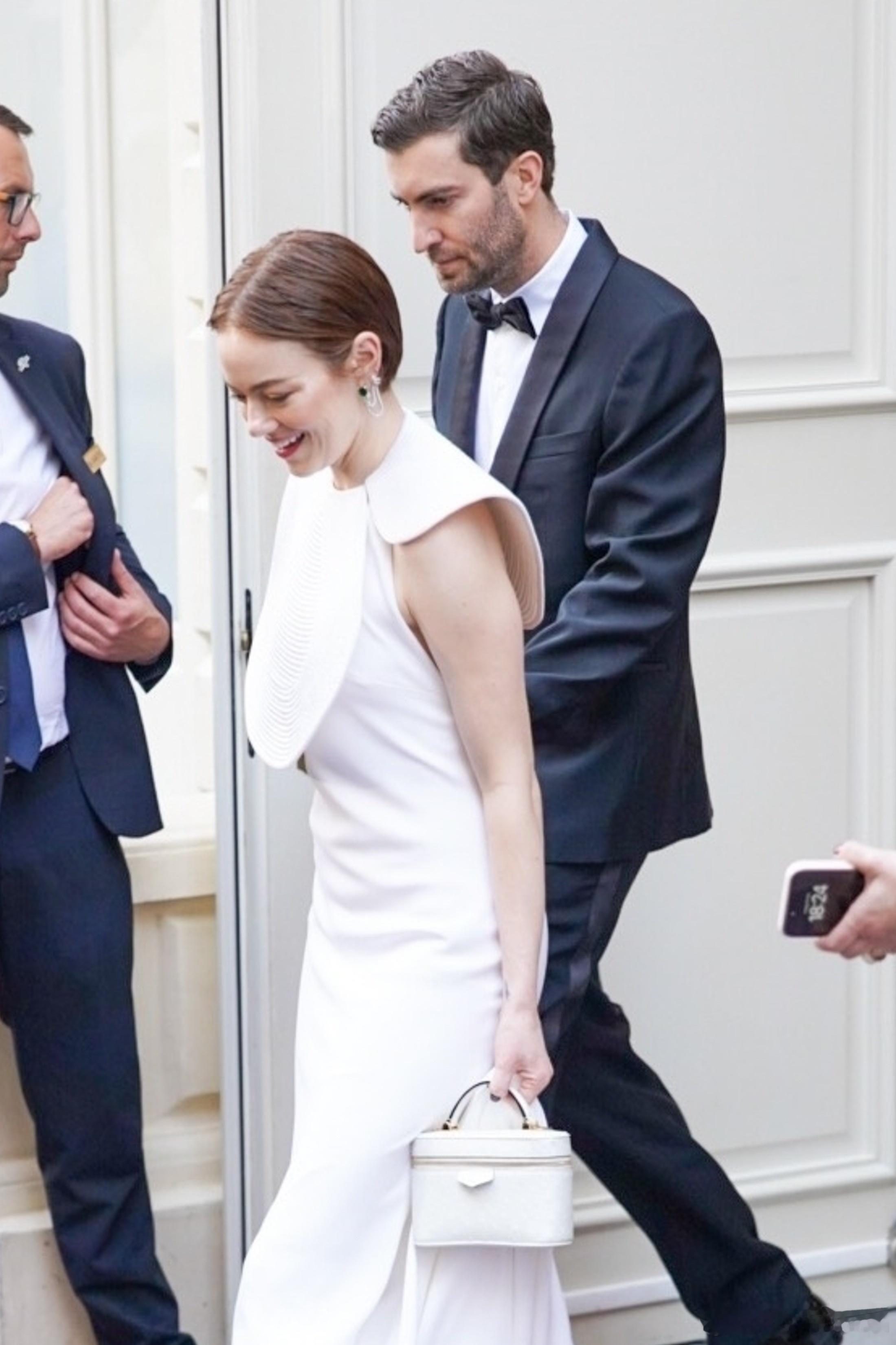 Emma stone艾玛斯通和老公Dave McCary在戛纳外出，前往红毯出席