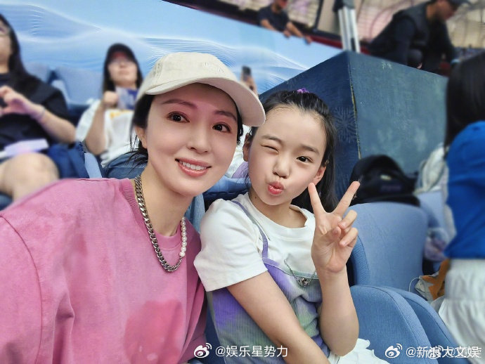 董璇将举办婚礼答谢宴董璇未回应另一半是否为圈内人 今日，董璇在新综艺看片会现场谈