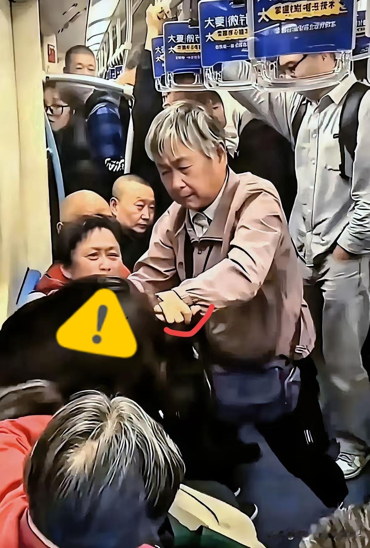 后续来了！上海地铁打人并当众施暴的两位大妈，已经被警方依法立案调查，等待她们的必