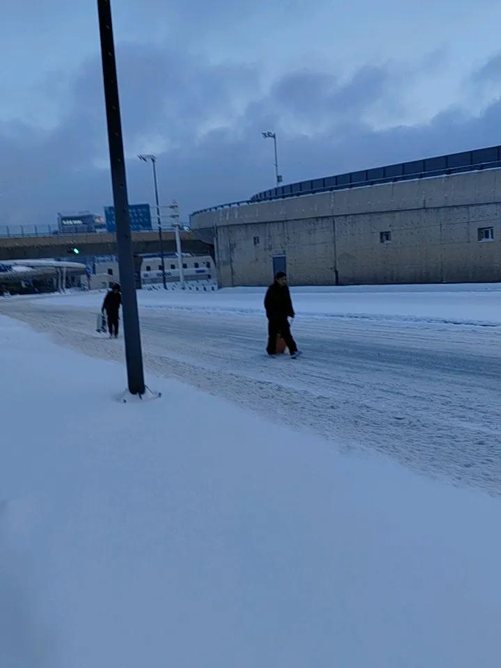 3月12日，乌鲁木齐的雪下了一晚上，终于是停了。人和车都在路上艰难的走着。