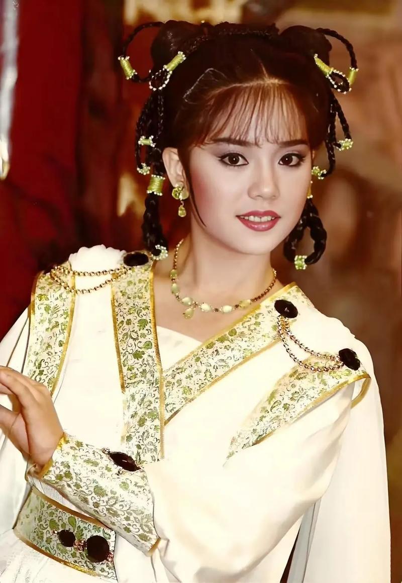 台湾省歌仔戏演员们真的都很有辨识度，不管是男扮女装反串的，还是女生演花旦的，单独
