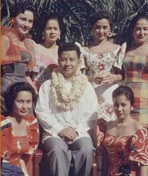 同样是老国王，柬埔寨老国王妻妾成群，他待在花丛中合影。泰国老国王和妻儿合影，一如