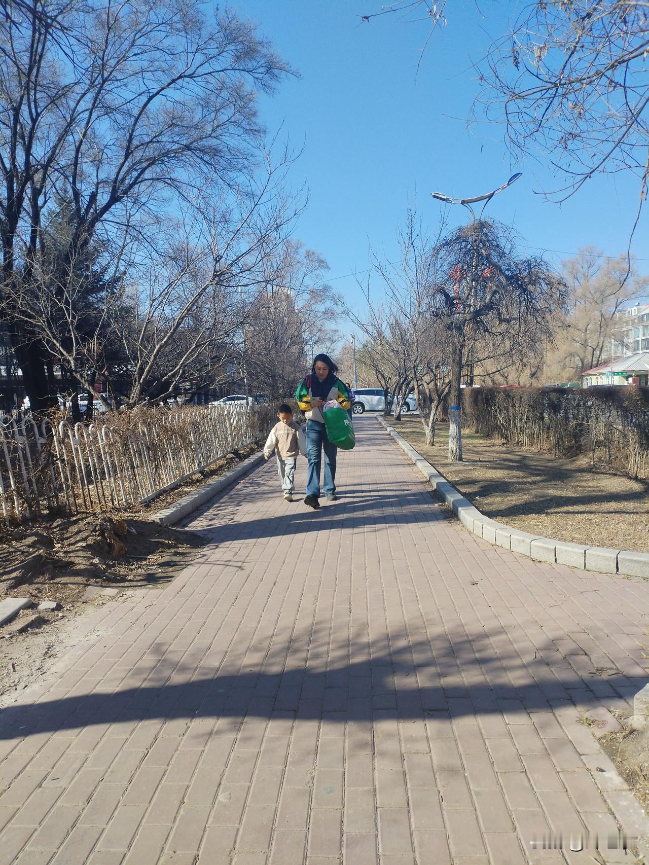 送学吟
背包送子上学堂，
爸妈奶奶全家忙。
可怜长辈一片心，
请续句……
（憧憬