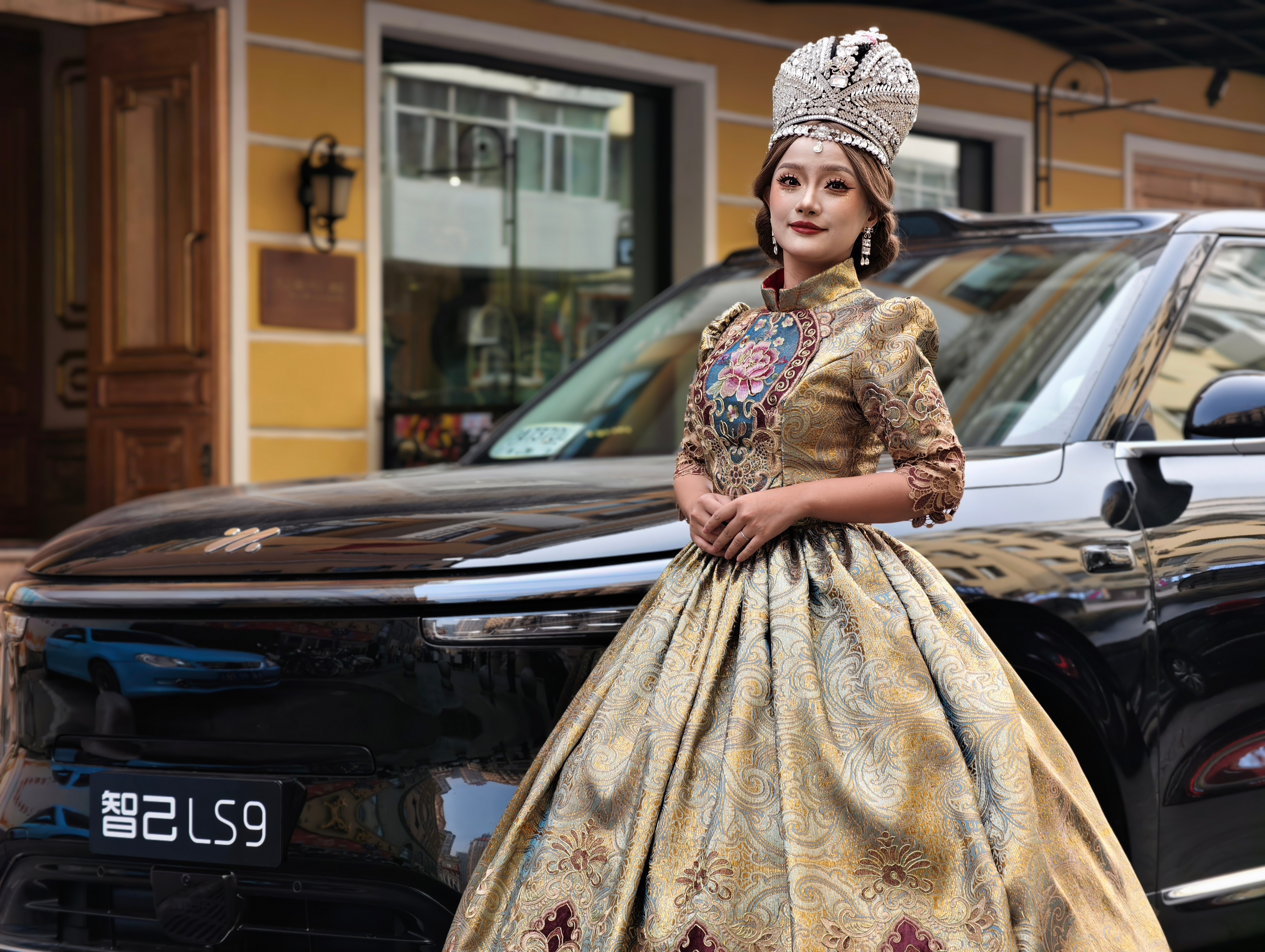 人已到尔滨，智己LS9也开上了。这套造型怎么样？这么大裙摆的两个人同时坐二排富富