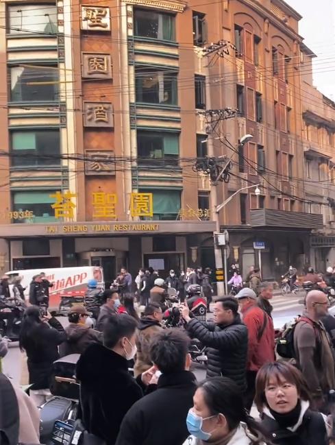 《繁花》带火了这个打卡地！1月7日中午，黄河路聚集了比以往更多的游客，大家几乎都