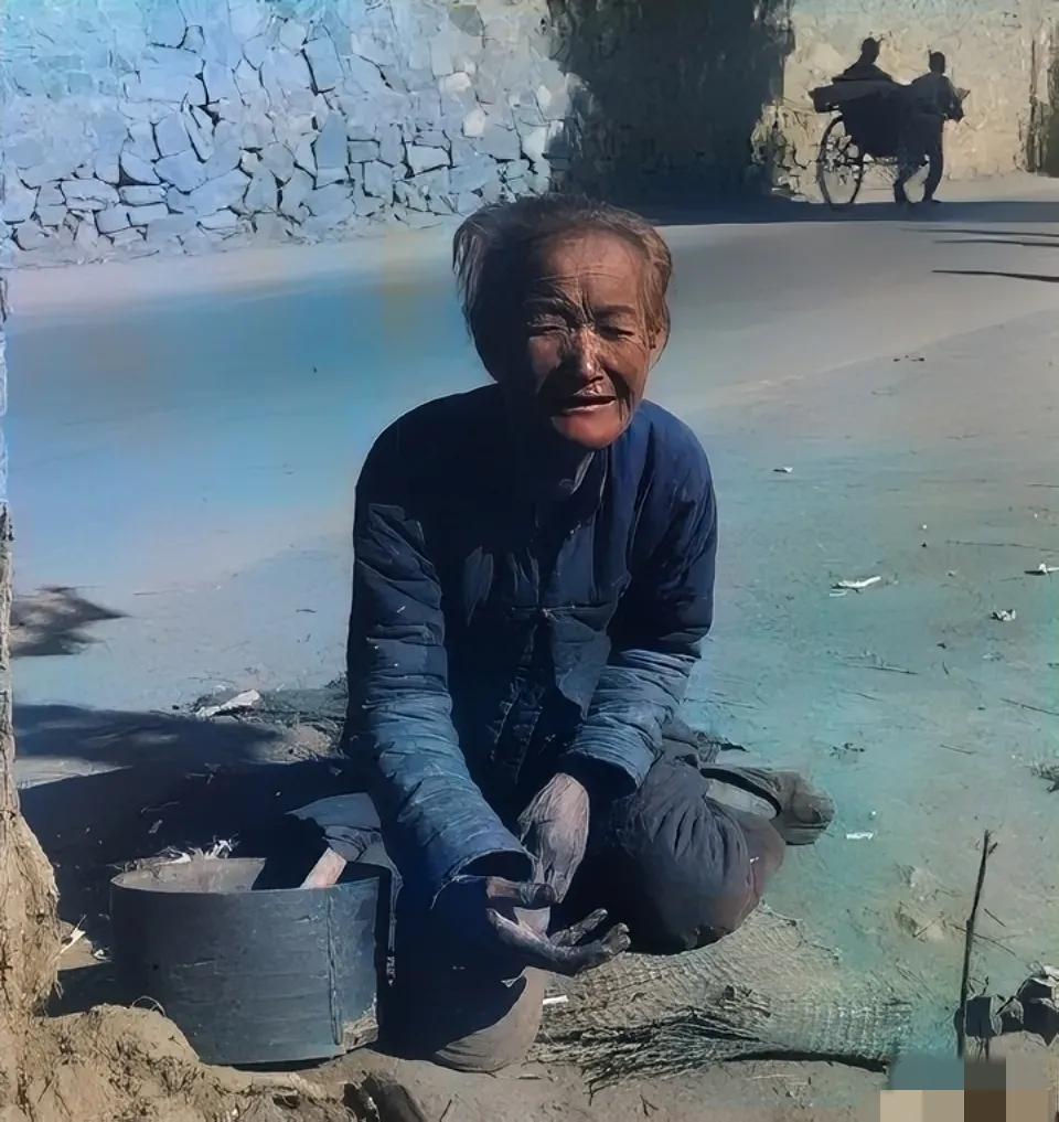 1928年，北平的街头，一名乞丐，正在向路人乞讨食物，照片中的他满头白发，看起来