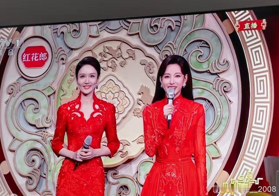 这两位春晚主持人一对比感觉龙洋太瘦了，还是马凡舒更上镜。 