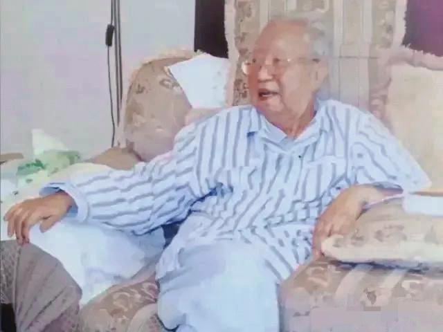 这张照片是华国锋同志2008年在北京住院期间的一张照片，这一年他因病无法到北京奥