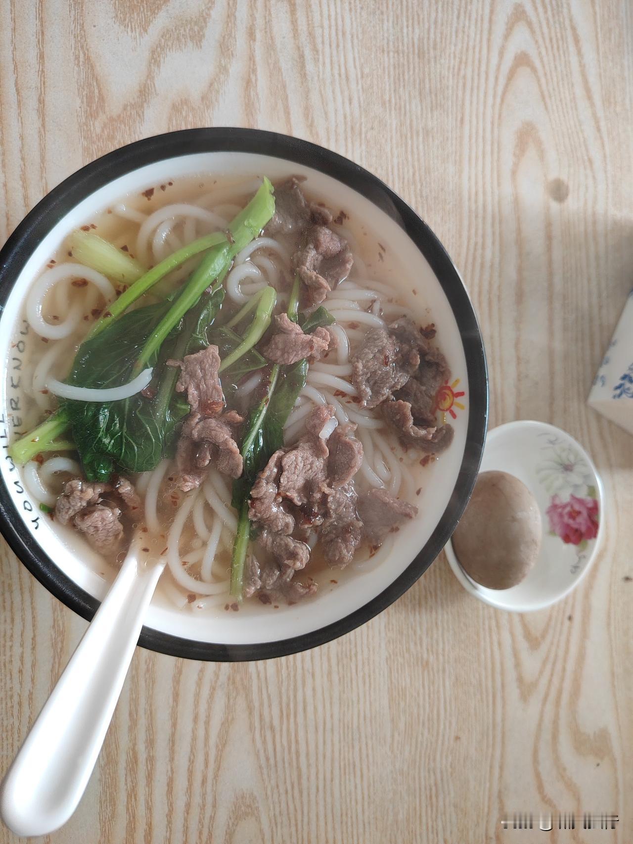 不可小视龙岩清汤粉

昨天去医院拔了颗牙，略有不适，懒惰又生，不想做饭，去外边吃