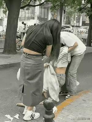 哇吼，女孩子喝多了原来是这个样子滴，全身软绵绵根本拉不起来酒多后的百态 女生饮酒