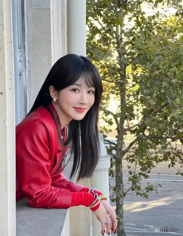 红衣佳人笑，长发飘逸舞。4日，当红女星杨紫在社交平台上大方分享了她在巴黎的精彩瞬