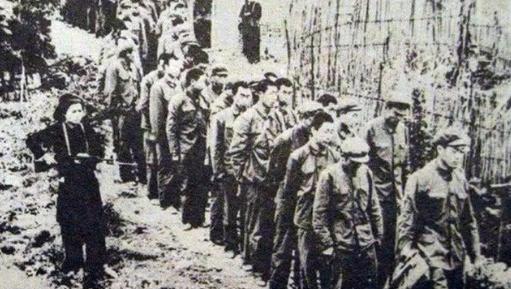 1979年，俘虏交换后，200多名战士终于回到祖国。他们刚刚跨过边境线，广州军区