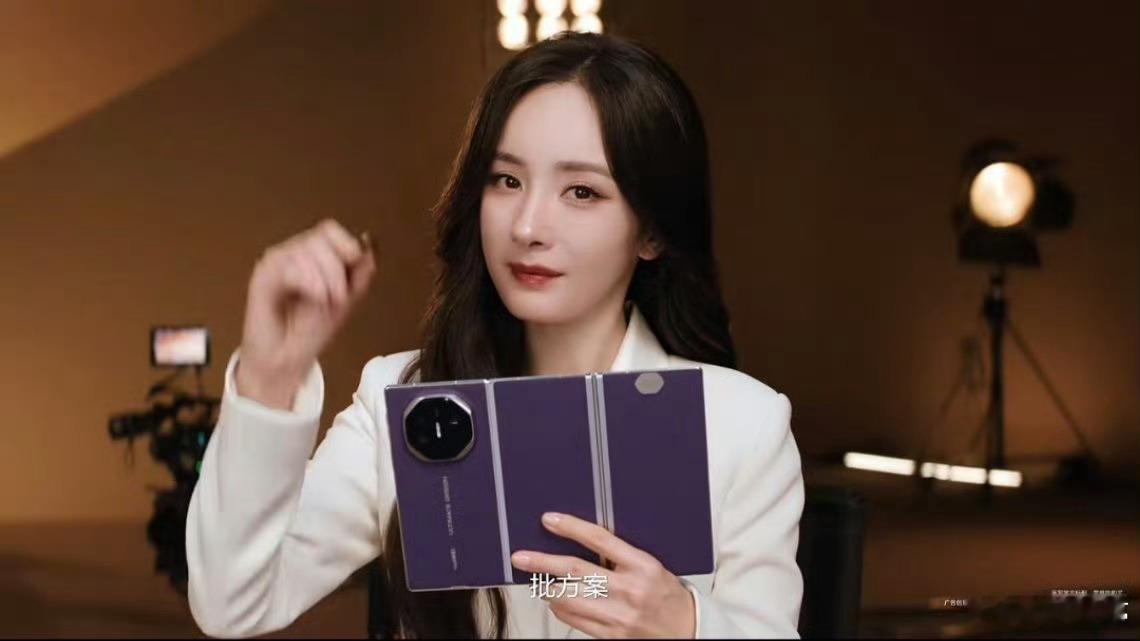 华为Mate XTs 非凡大师三折叠推出的两款全新配色:绛紫与皓白。那么大家觉得