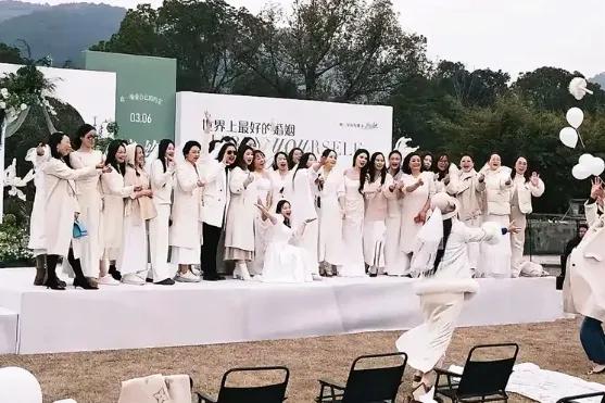 最近大理那场70人"嫁给自己"的闹剧，最后嫁给了50万债务！

一个网红打着"独