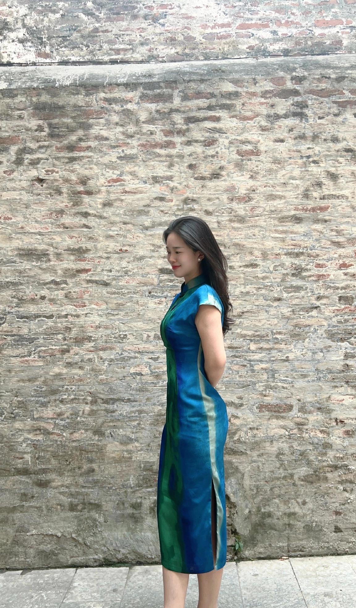 国风旗袍加身，侧立古老城墙脚下，独有的美感女性应有的气质 女性独立气质 温柔高贵