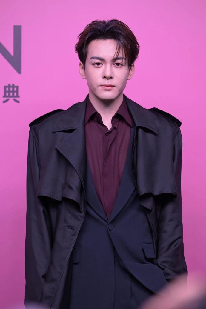#曾舜晞西装风衣混搭##曾舜晞穿太多了# ​​​VOGUE红毯上黑西装混搭黑风衣