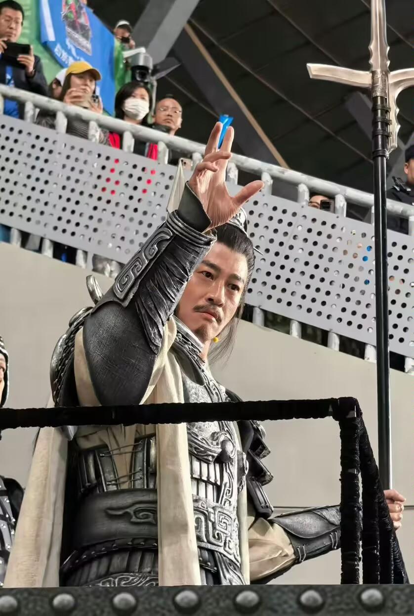 何润东赢麻了
十几年和今天演项羽
居然没什么大的变化，不禁让人疑惑，这条赛道也没