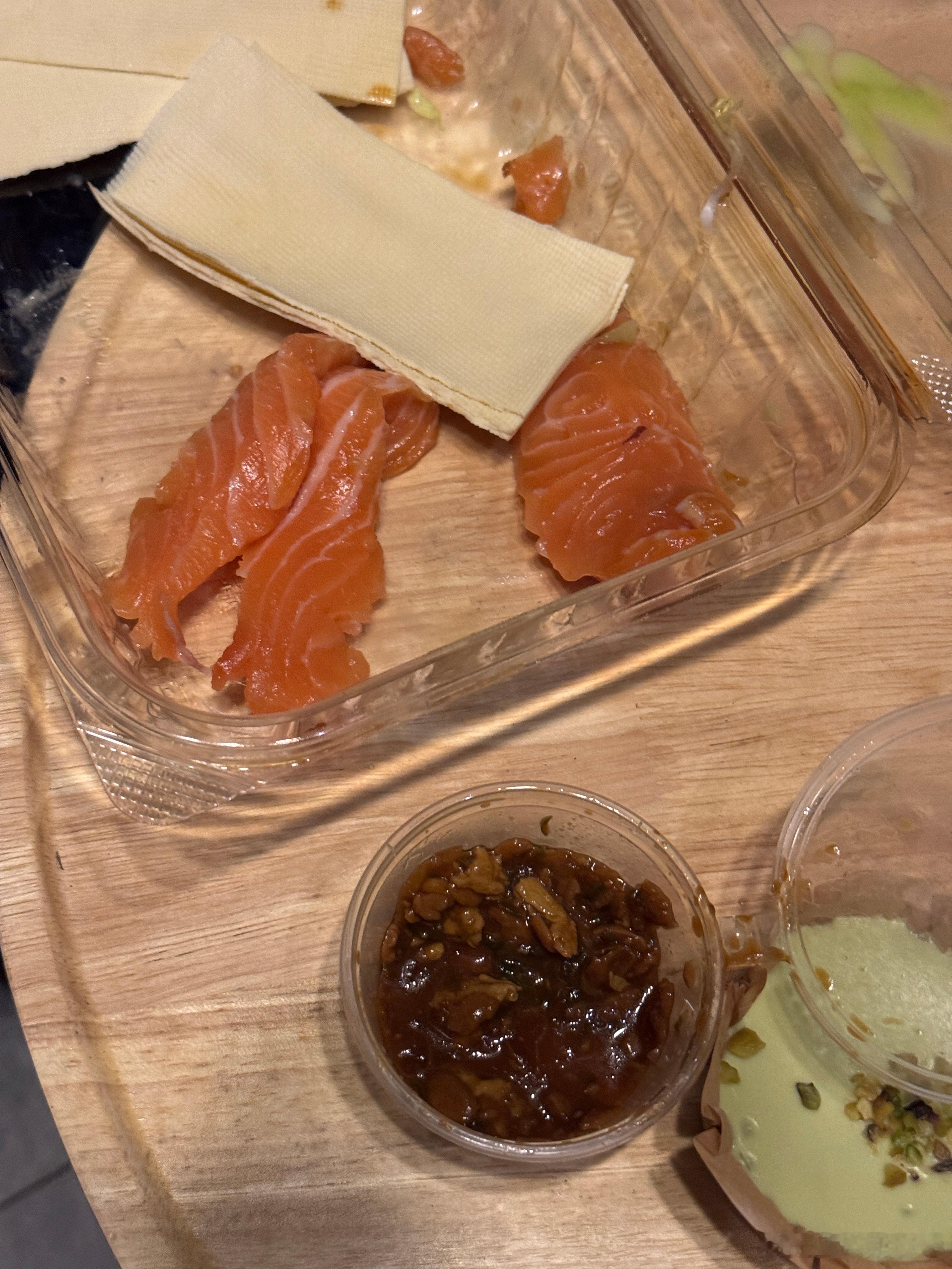 这样吃三文鱼会被打吗？千张皮裹冰鲜三文鱼🍣蘸着大酱吃 武汉·东方夏威夷国际花园