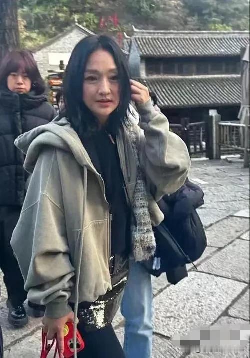 周迅的灵气，是大家都能看出来的。不生娃的，眼神里照样透出独特气质。岁数大或小，真