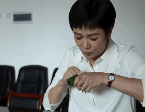 蒋雯丽这包粽子的技术是隔壁王大妈教的，用牙齿咬着线，动作麻利，一看就是有生活，难
