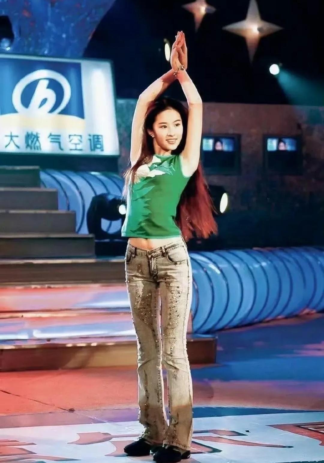 刘亦菲这个身材真的非常真实啊！真的好青春靓丽啊！长发及腰，肤色白皙，整个画面看着