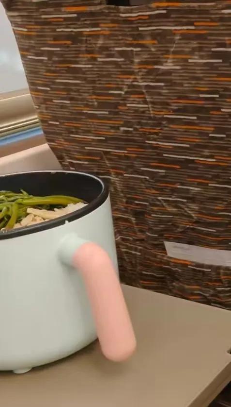 每到国庆春节真是人才辈出呀
以为带着瓜子、炸鸡什么的去高铁已经够厉害没想到还有带