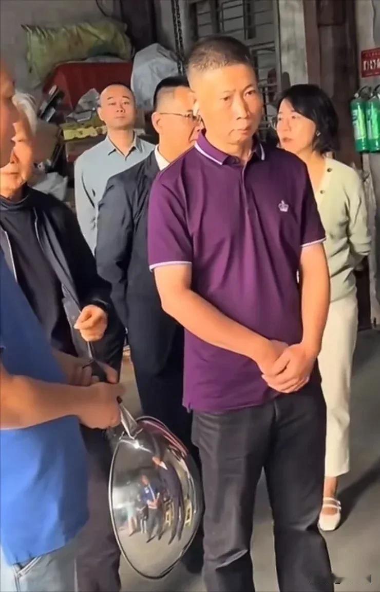 瑞安不锈钢铁锅怕是被被网络和各方力量裹挟了。
起因是一博主发了个视频说自己花了几