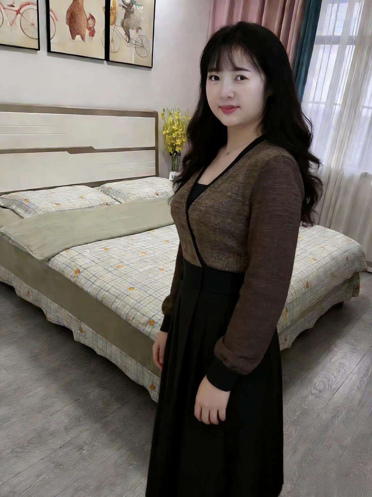 《镜中的我》
我站在熟悉的空间
身后是睡眠与梦的栖息地
卷发贴着肩颈，像黑色的溪