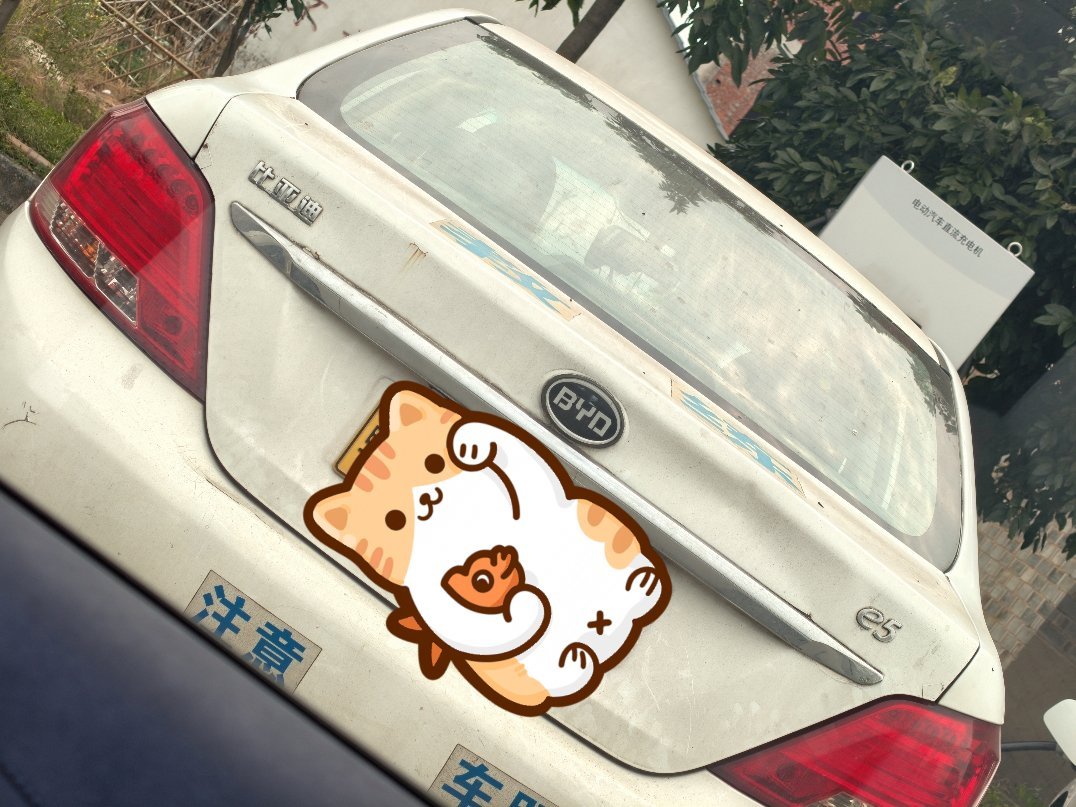 路上偶遇一辆正在充电的比亚迪教练车，现在各大驾校的教练车也在慢慢的新能源化了呀[