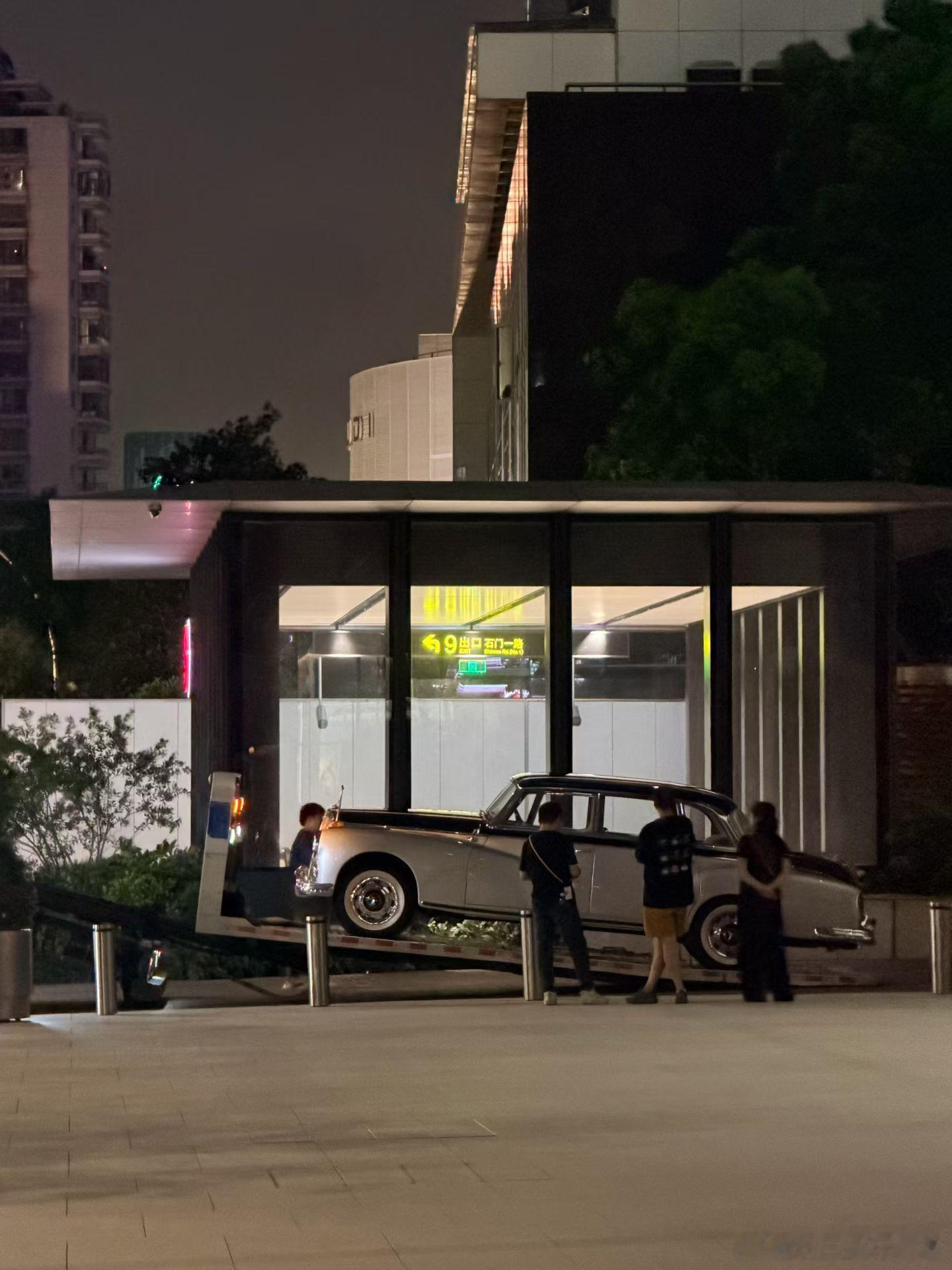 大家猜一猜，这是什么品牌的哪款车型？一眼望去，短前悬、长后悬、长引擎盖，简短但几