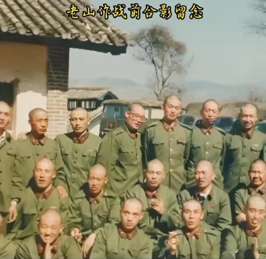 将士们即将奔赴老山战场，考虑到战场救护和卫生需求，许多战士剃光头，以此表明自己不