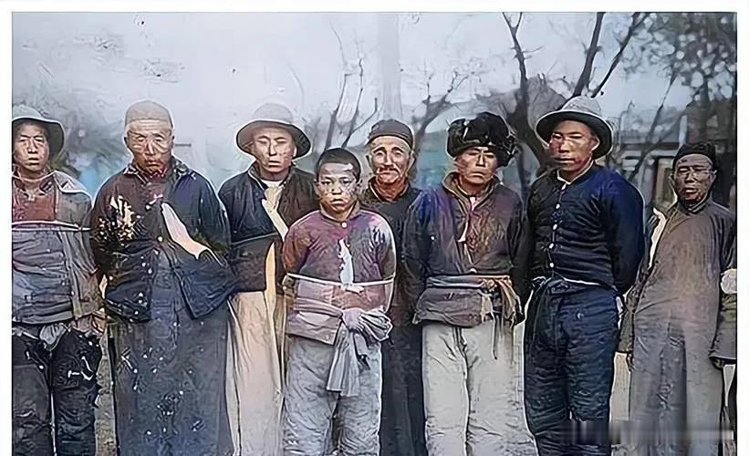 1948年，一个地主周扒皮带着家人跑了，给地主干活的长工住进了他的房子，谁知后院