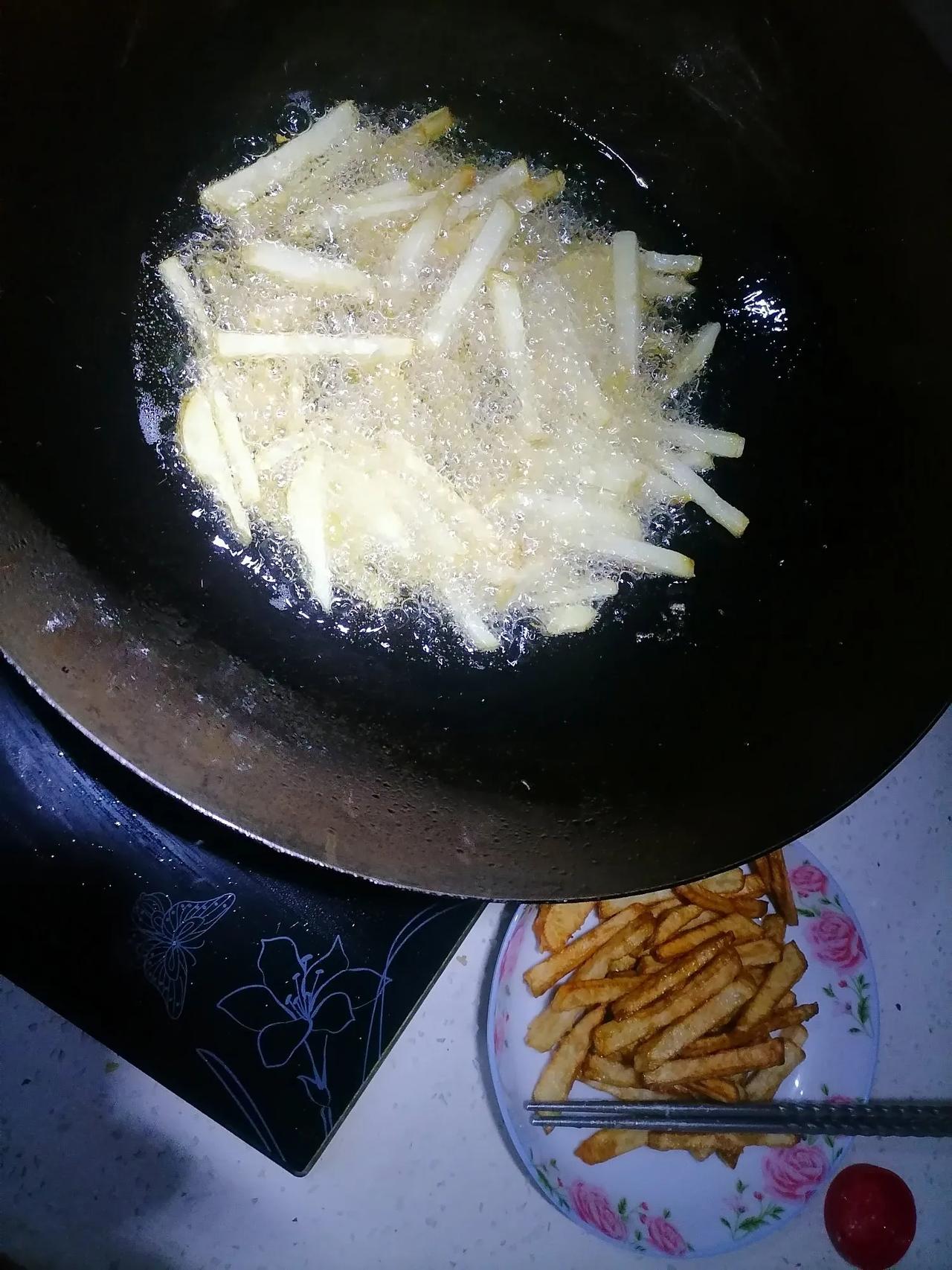 今天儿子在家，早上他说想吃炸薯条，可是家里没有土豆，不过家里有红薯，我就想着红薯