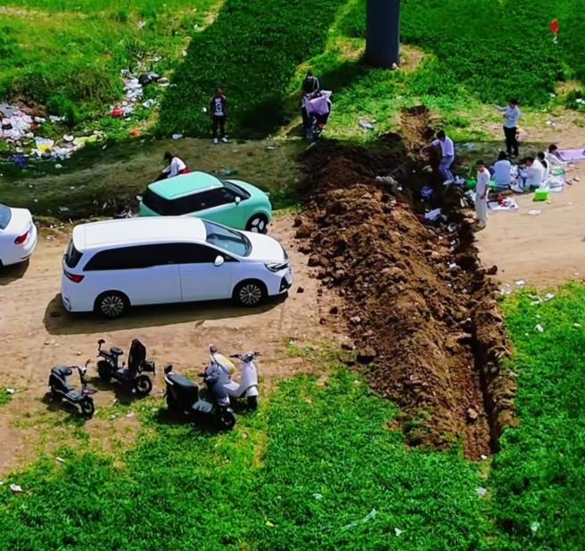 近日江苏沭阳农民干了一件大事，把通往麦田地的路给挖断了，为的就是不让车辆通行。