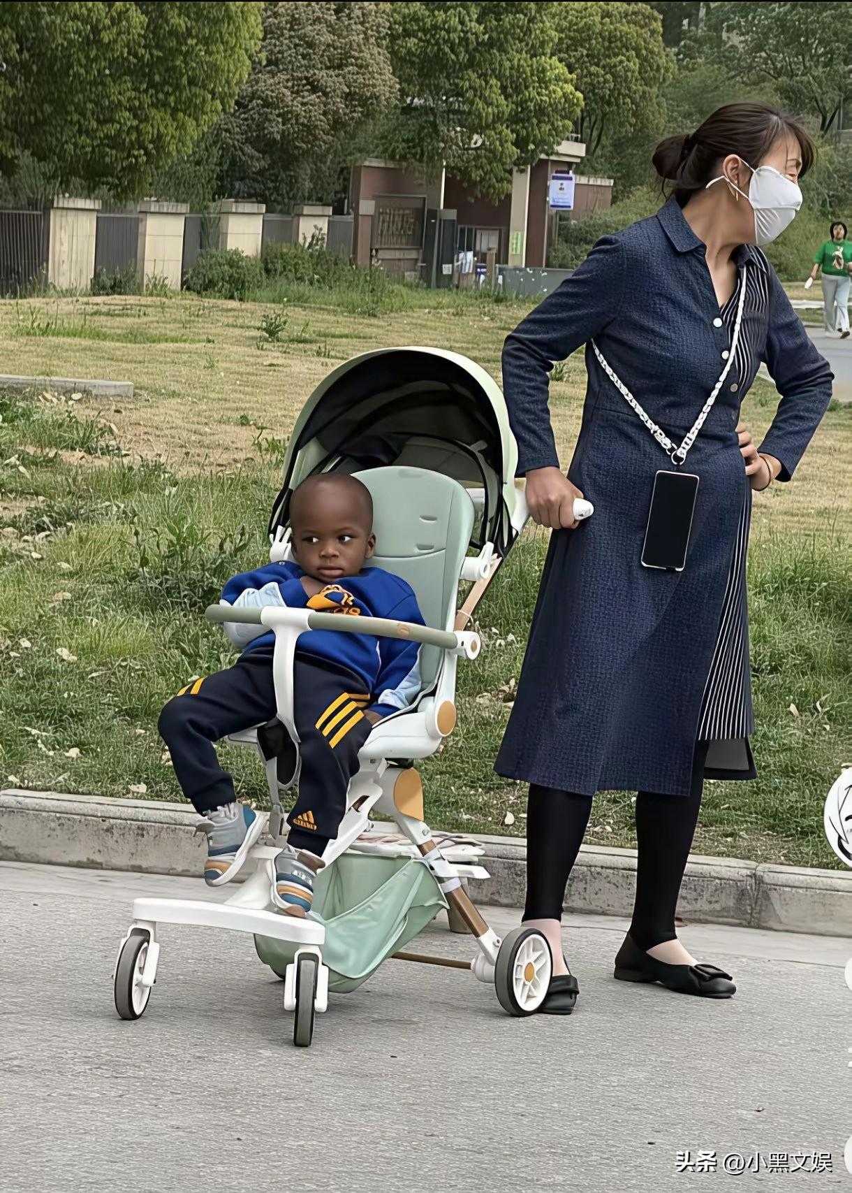 也是难为孩子奶奶了，出门遛个娃也要戴口罩了！
这是没脸见人了吗？