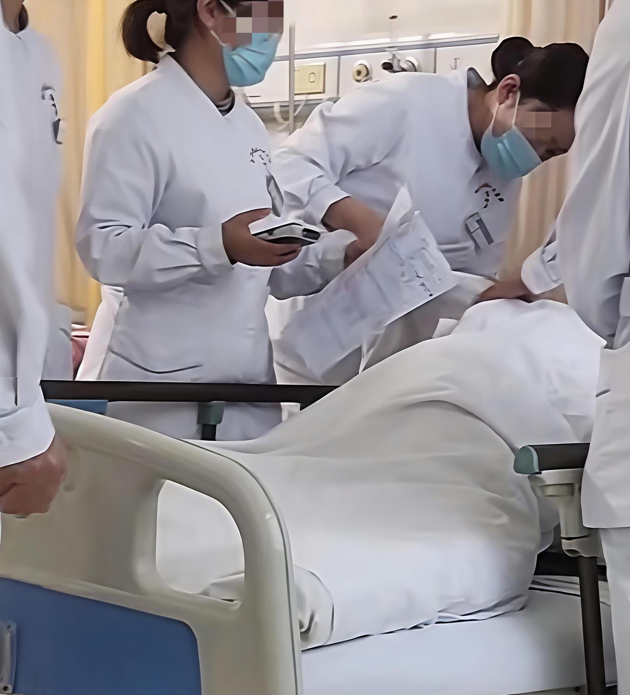 夜里住进来一个老爷子是急性肠梗阻，医生护士为他折腾了一个多小时。老爷子也是疼的直