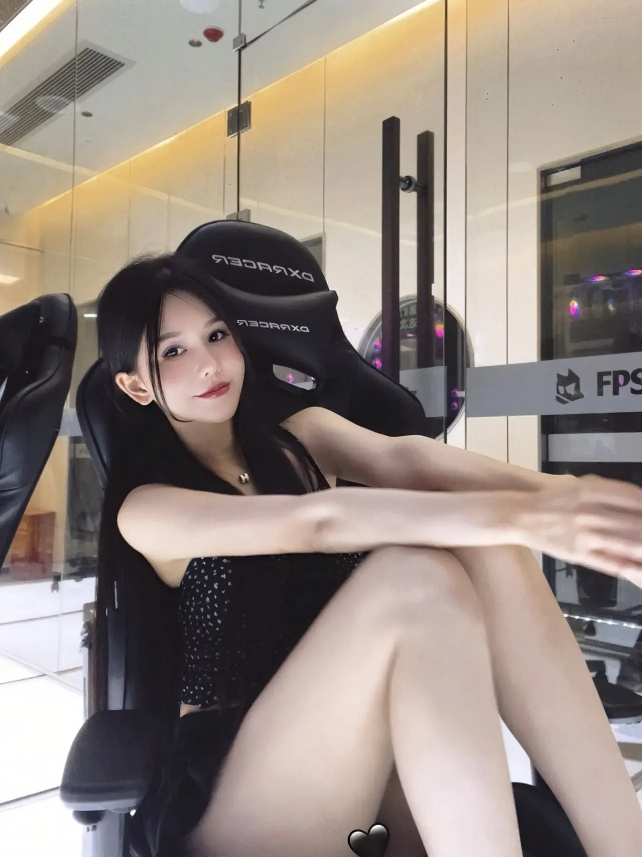 在靠近一点点甜辣妹