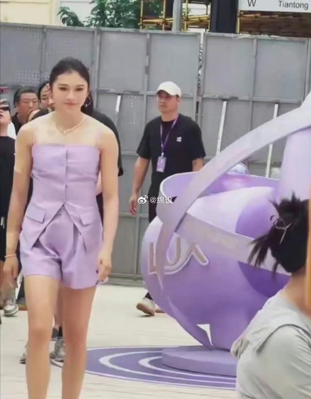 看吴艳妮这丰满的大体格子不过看上去也挺美的，是健康阳光的美、运动的美、自然的美。