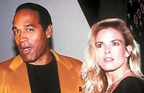 1994年，美国上演了一场“世纪审判”，主角是橄榄球传奇巨星辛普森，案由是涉嫌杀