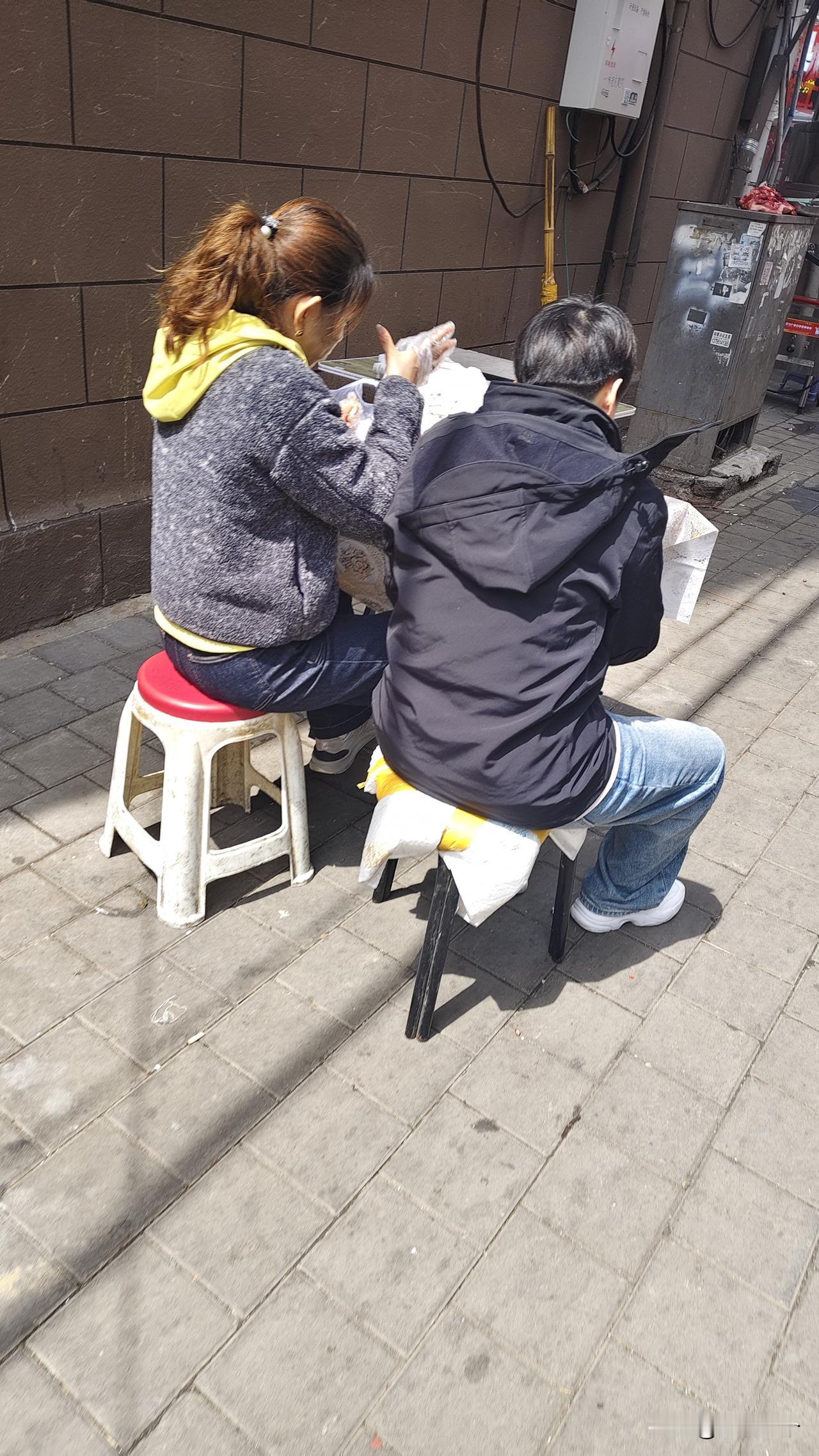 我去，我只是下楼去马栏市场买棵葱，从胡同插近道，还寻思这对象俩怎么跑胡同里吃呢，