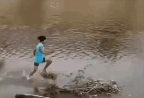 太恐怖了！三名年轻人与死神赛跑，却一个也没有跑赢，江神每年要收走几个。
三个年轻