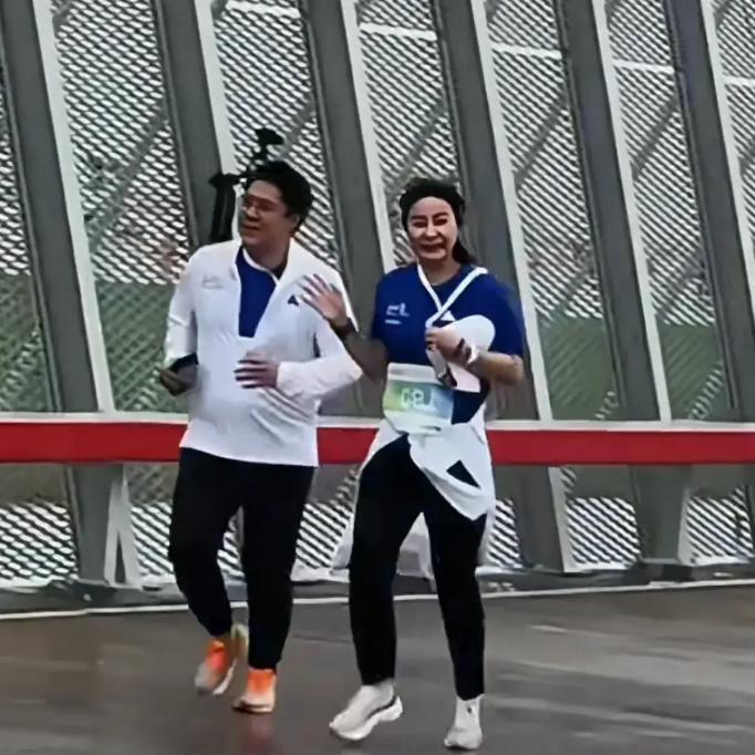 11月17日，香港机场十公里赛如期举行，霍启刚与郭晶晶夫妇以轻松的状态跑完全程。