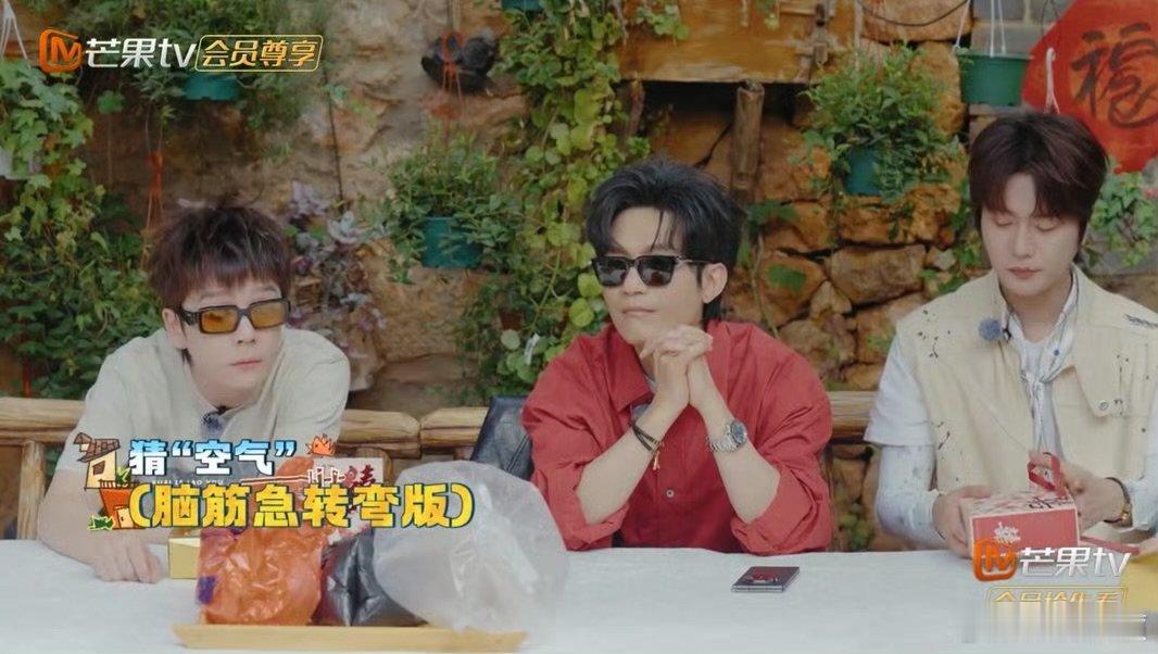 苏醒的表情演都不演了快乐老友记 谁能拒绝一个表情写满“生无可恋”但又乖乖配合的苏