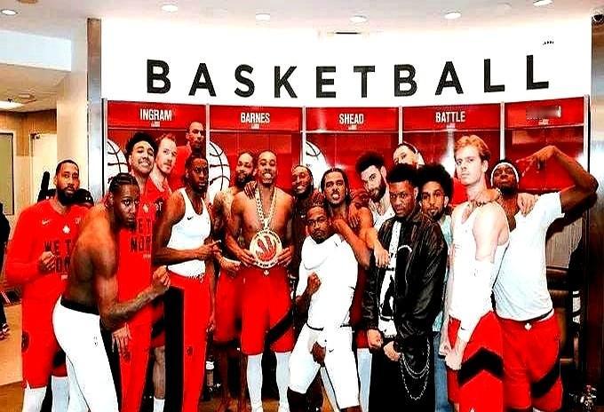 外面吵得再凶，也挡不住更衣室里门儿清。

克利夫兰骑士队2-0领先，转眼就被猛龙